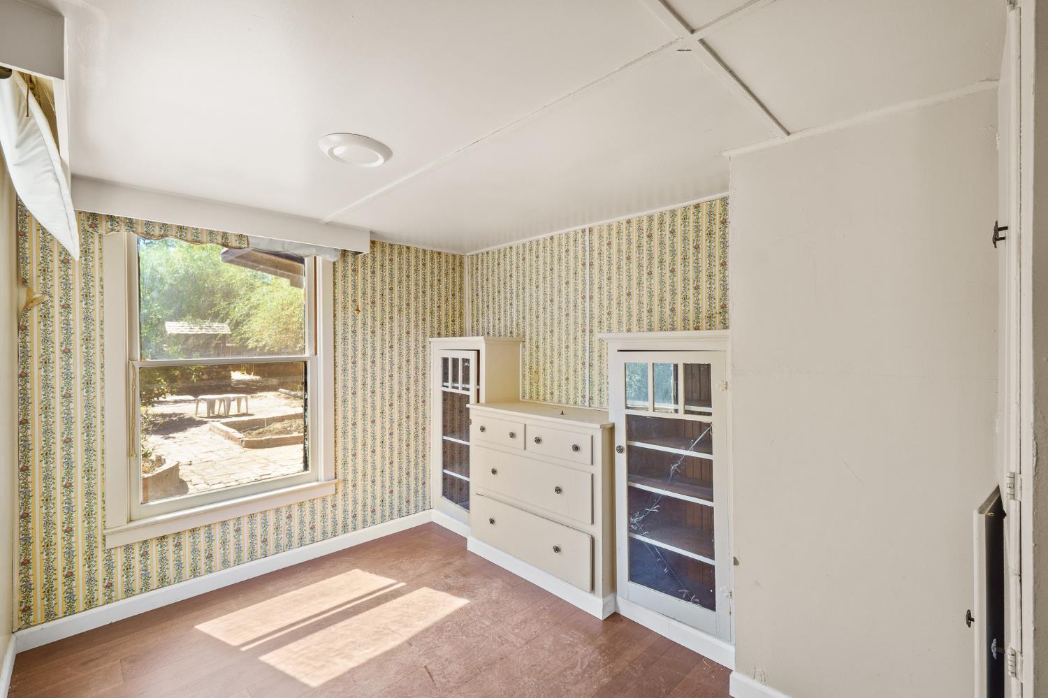 1301 N Douty St, Hanford, CA 93230