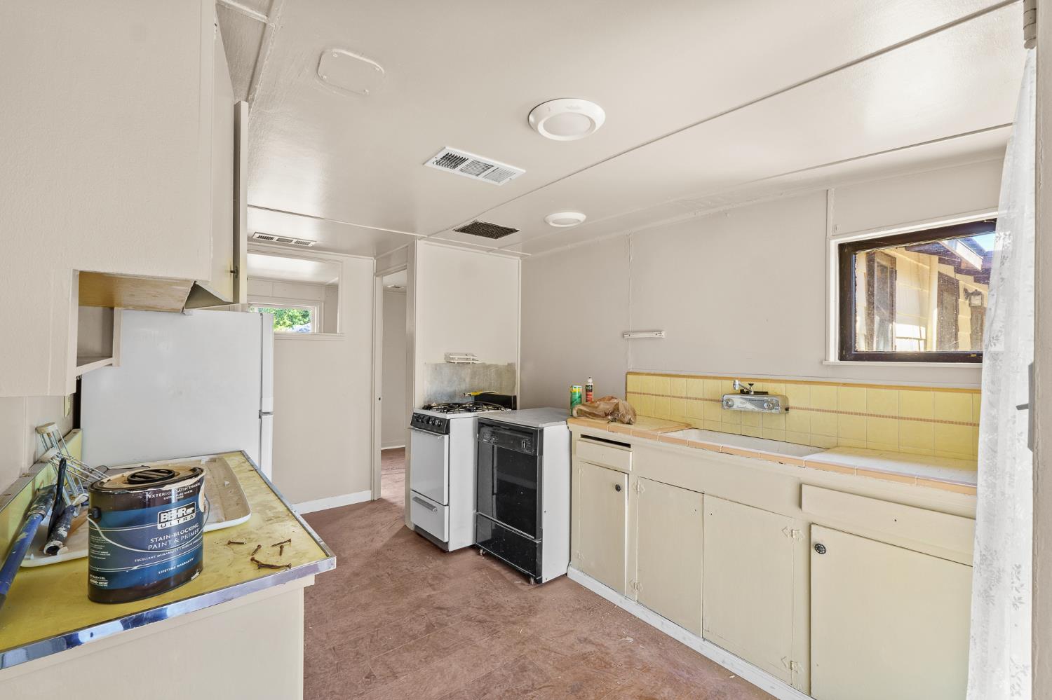 1301 N Douty St, Hanford, CA 93230