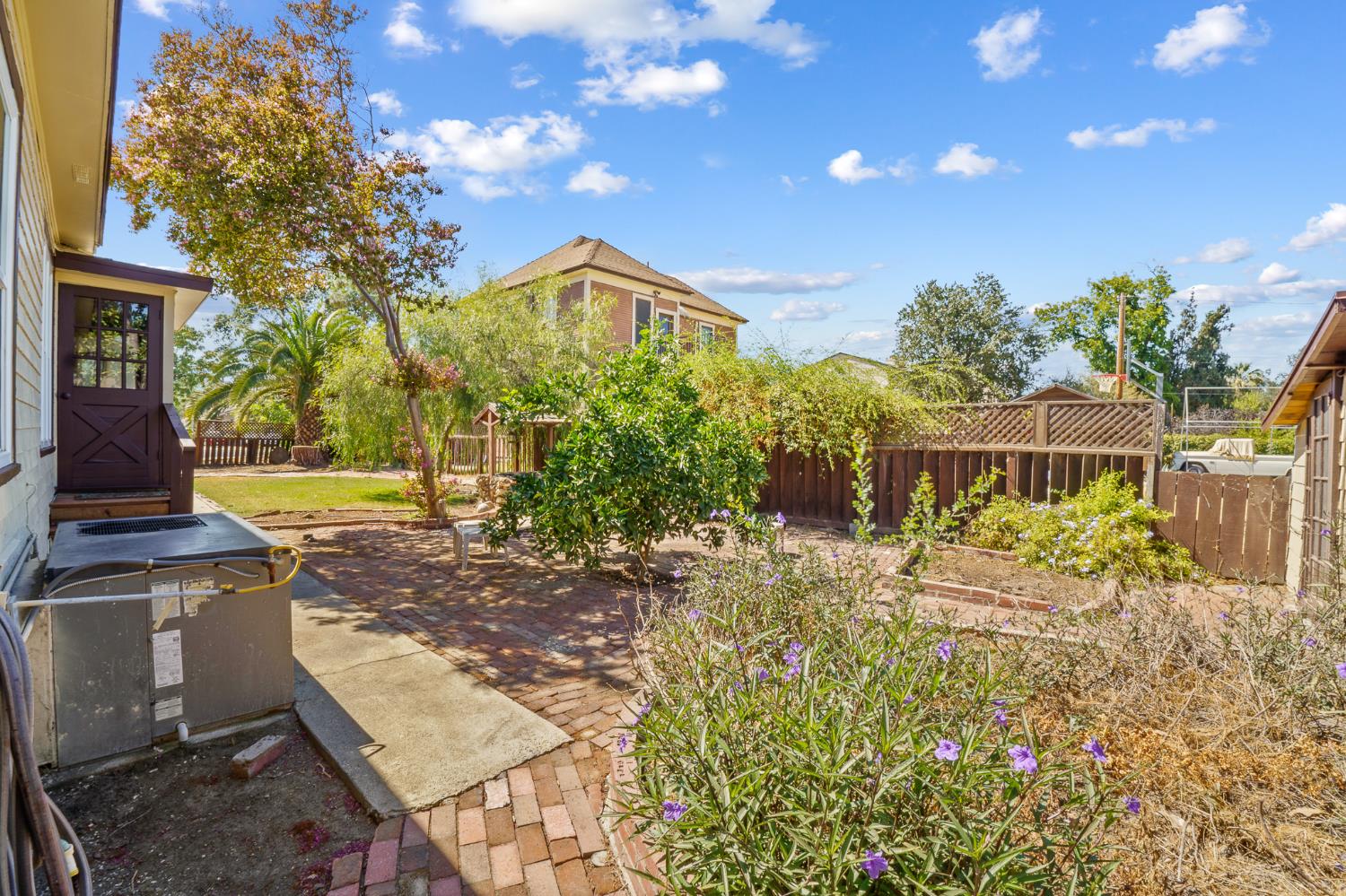 1301 N Douty St, Hanford, CA 93230