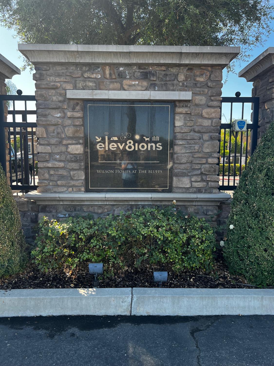 7037 N Creative Dr, Fresno, CA 93711