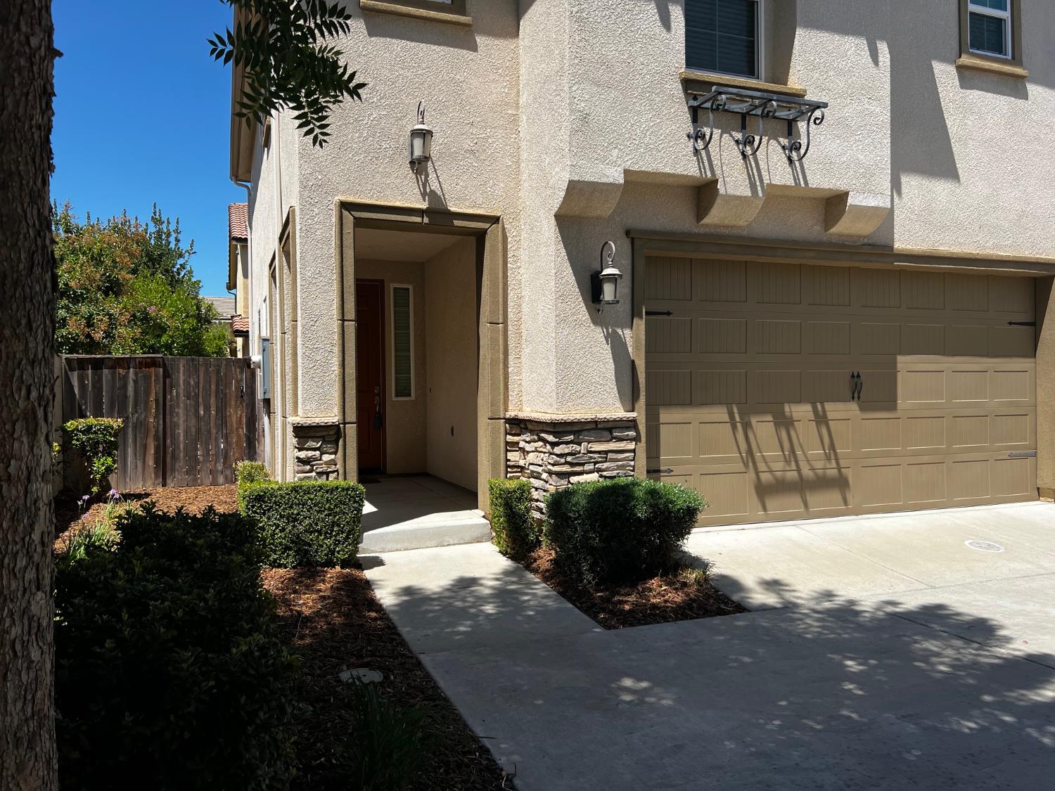 7037 N Creative Dr, Fresno, CA 93711