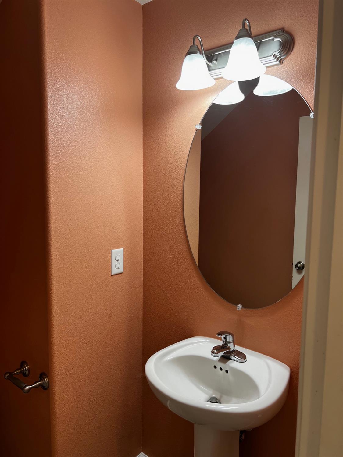 7037 N Creative Dr, Fresno, CA 93711