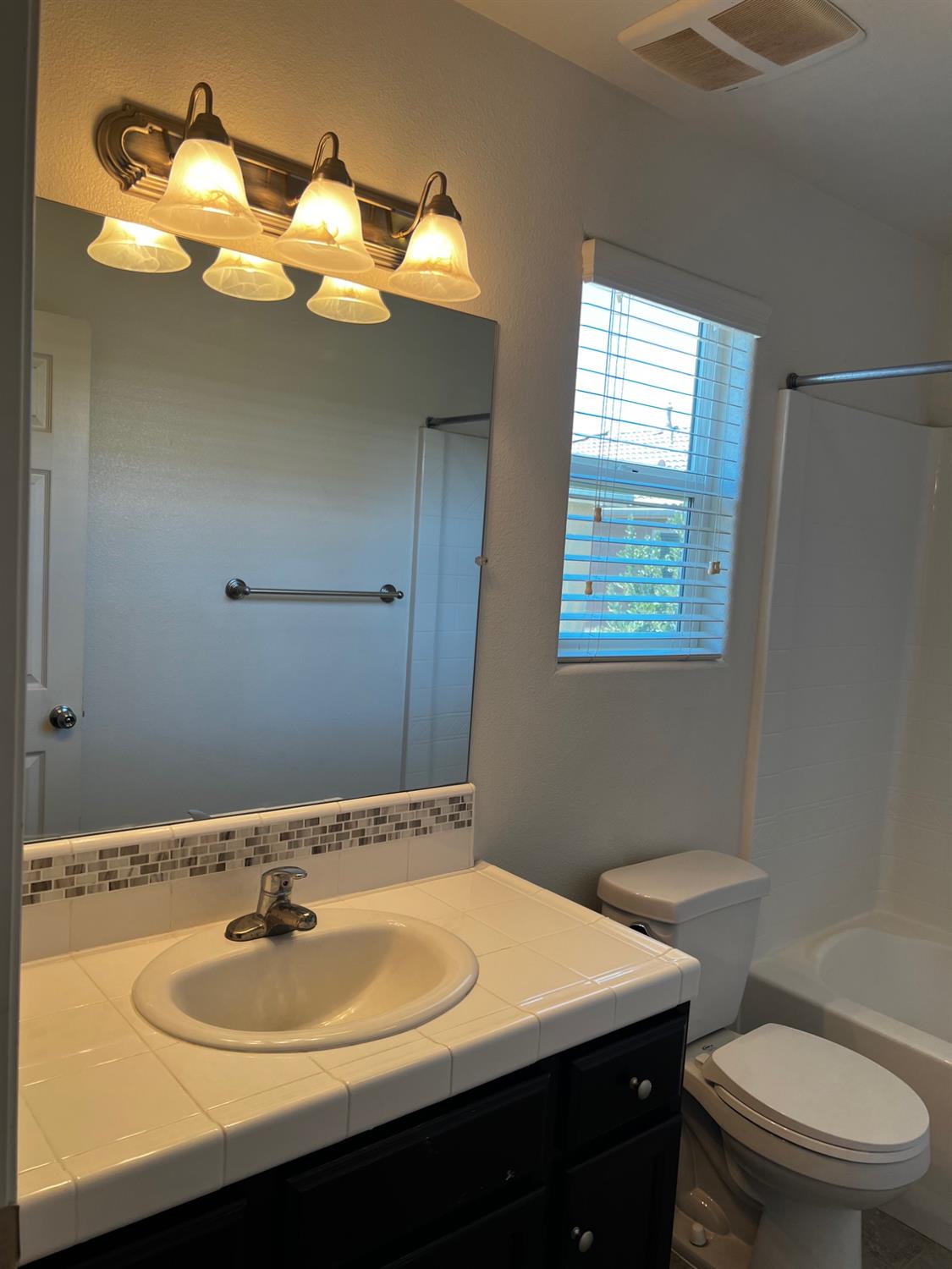 7037 N Creative Dr, Fresno, CA 93711