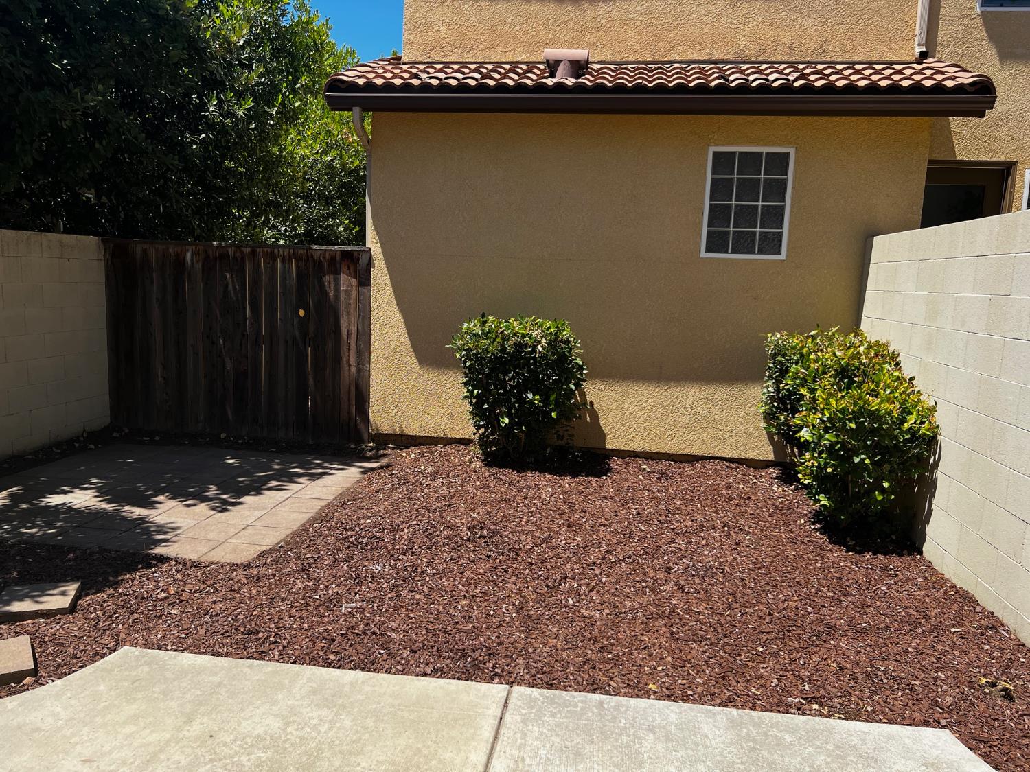 7037 N Creative Dr, Fresno, CA 93711