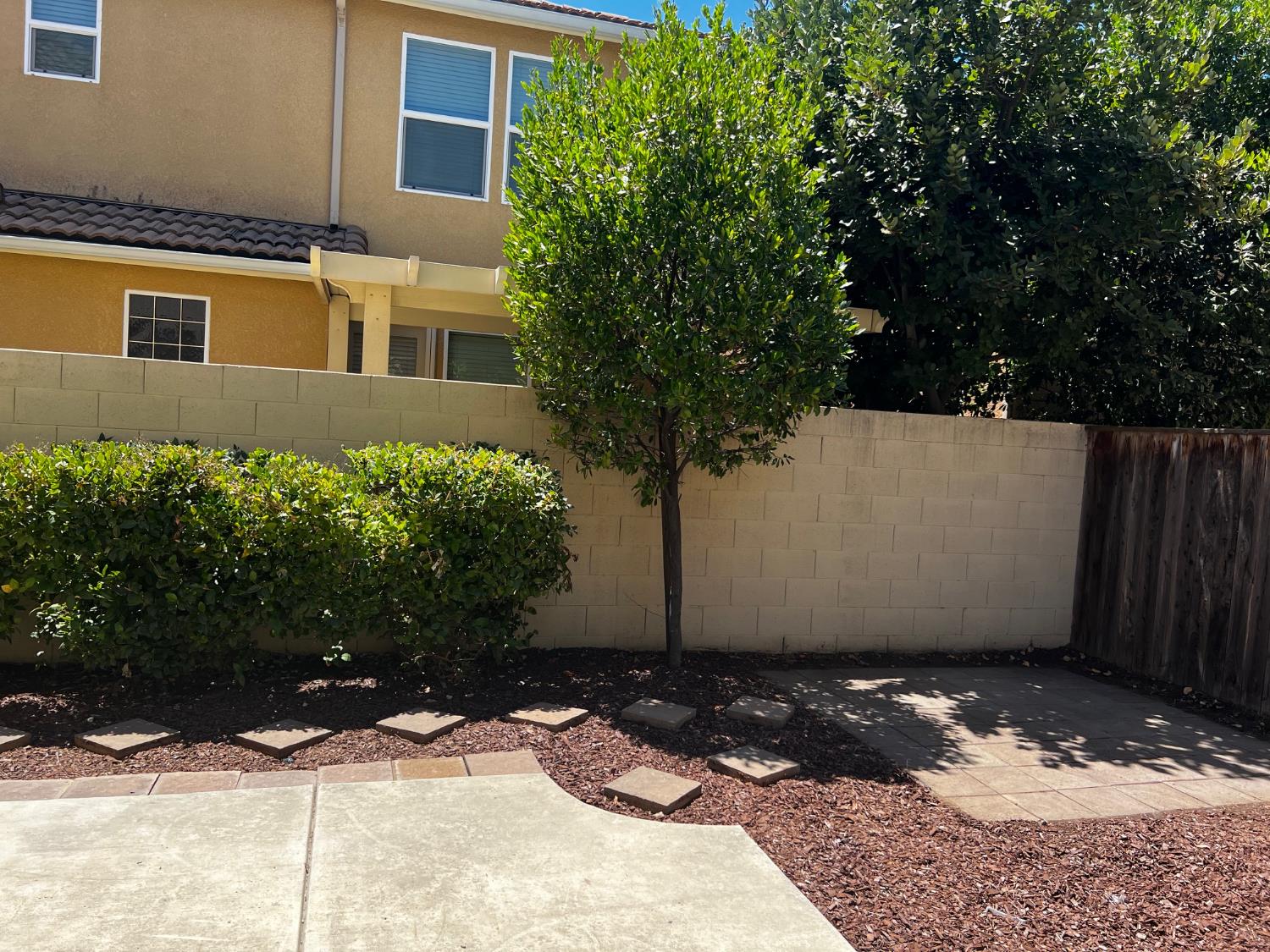 7037 N Creative Dr, Fresno, CA 93711