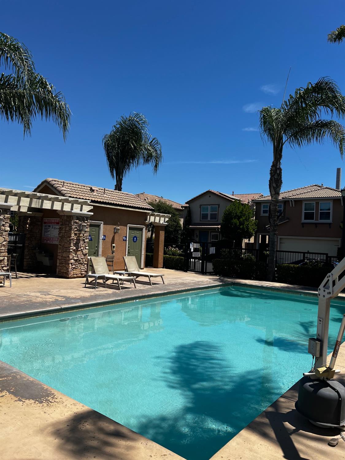 7037 N Creative Dr, Fresno, CA 93711