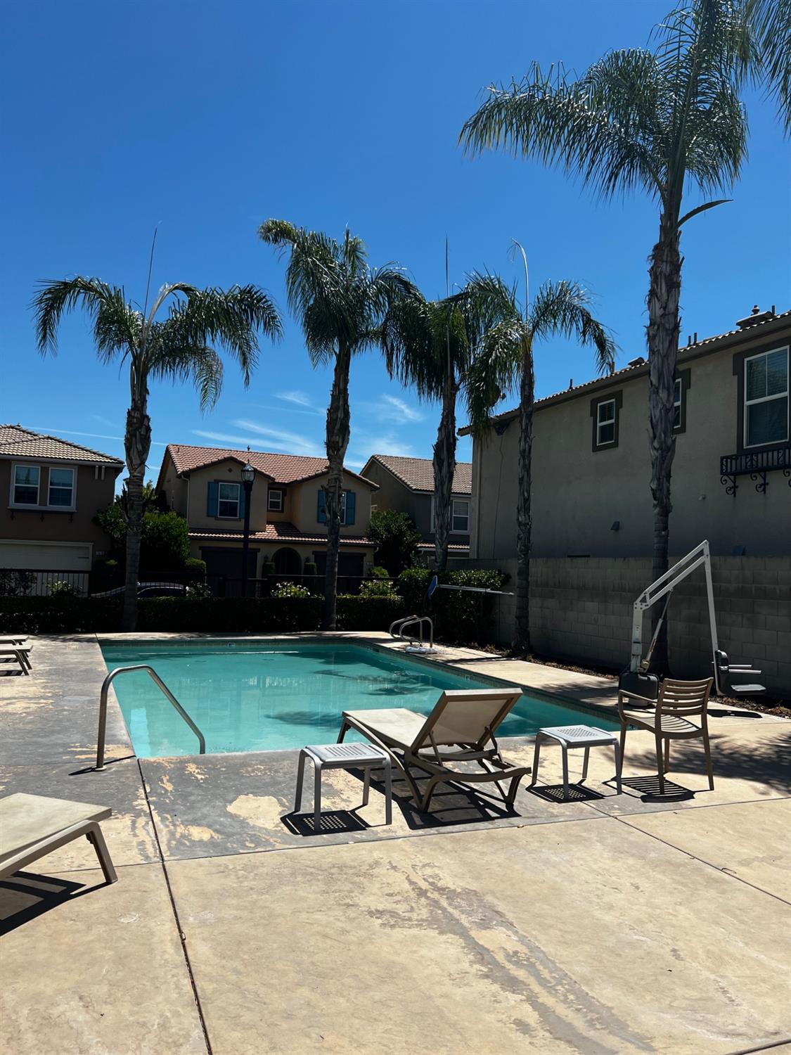 7037 N Creative Dr, Fresno, CA 93711