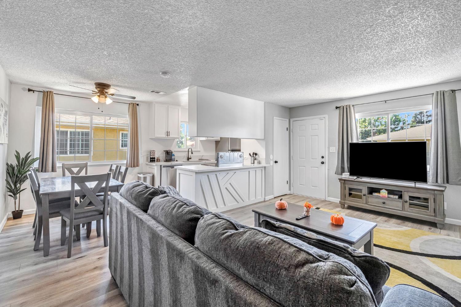 2244 Peach Ave #4, Clovis, CA 93612