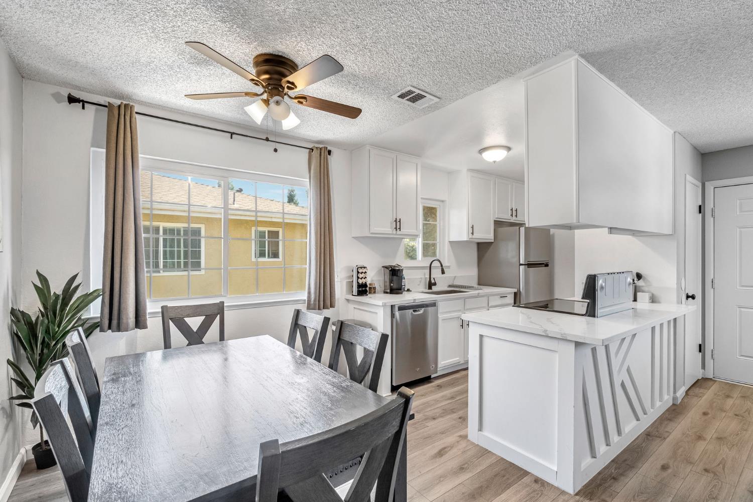 2244 Peach Ave #4, Clovis, CA 93612