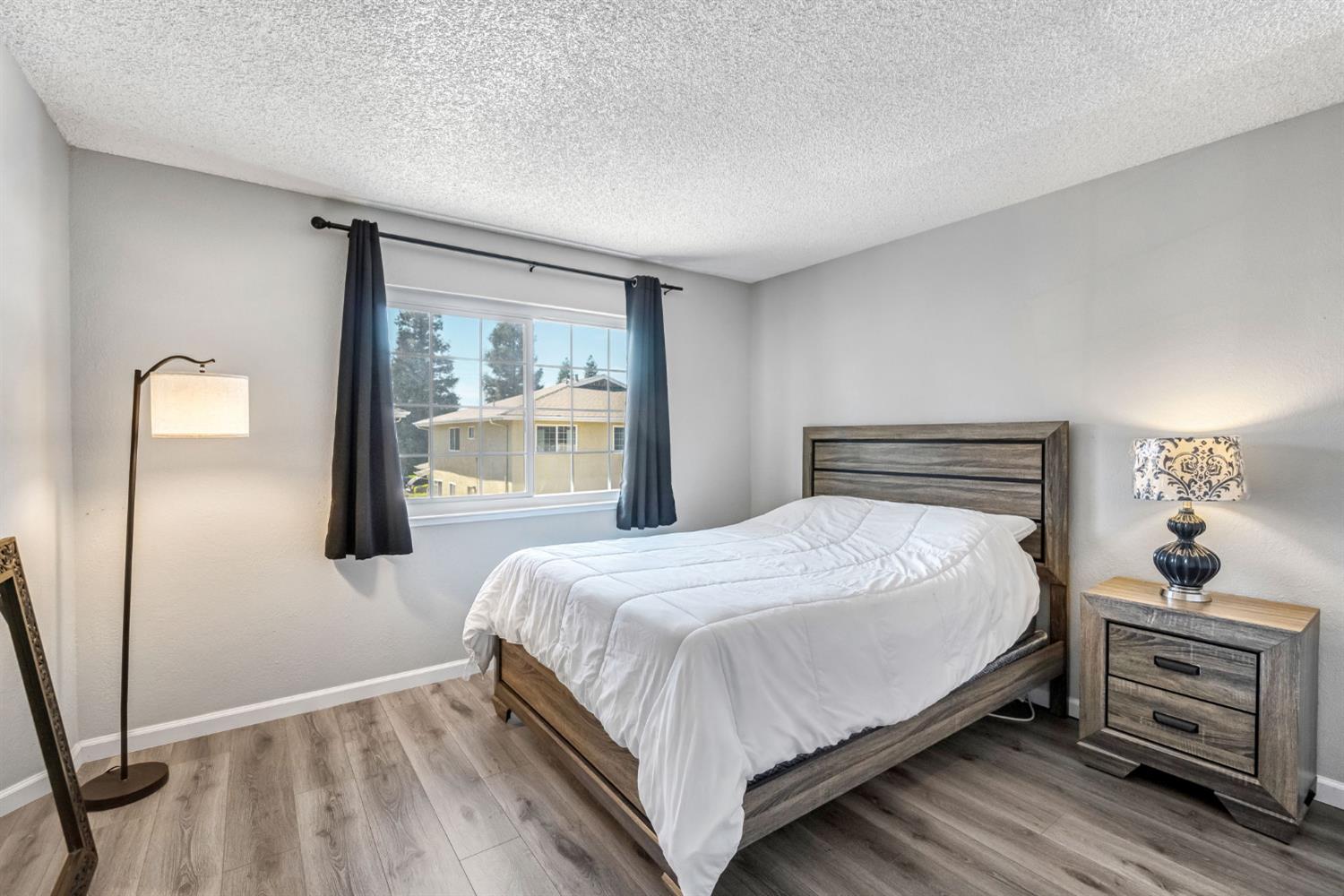 2244 Peach Ave #4, Clovis, CA 93612