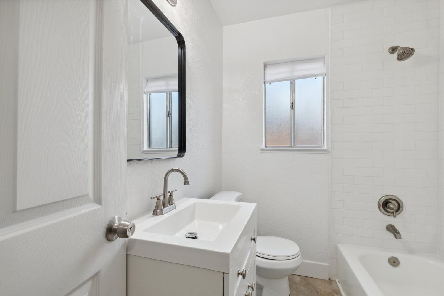 555 N Harrison Ave, Fresno, CA 93728