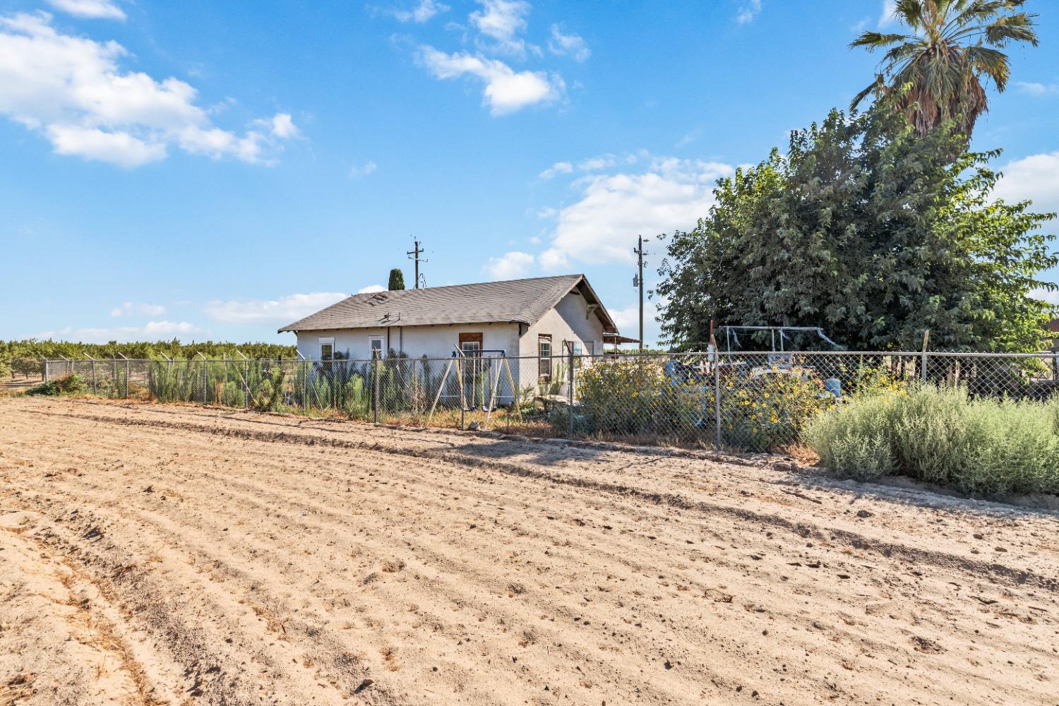 1095 E Mountain View Ave, Fresno, CA 93725