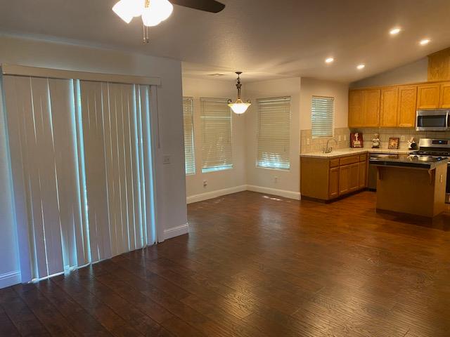 554 St Michelle Dr, Madera, CA 93637