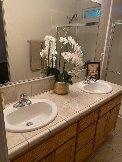 554 St Michelle Dr, Madera, CA 93637