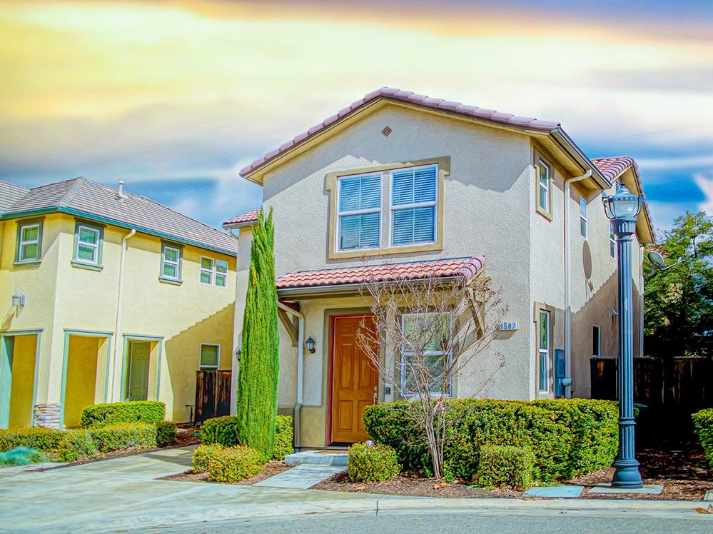 1587 N STRADA Way, Clovis, CA 93619