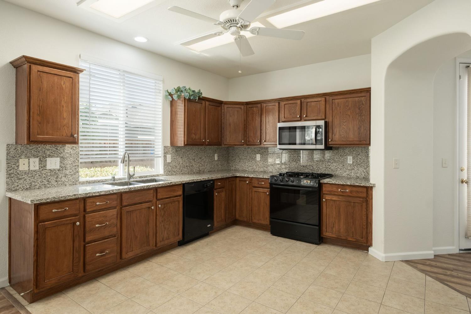 640 W Casanova Ln, Clovis, CA 93619