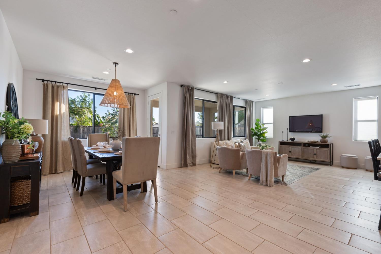 1022 Moonrise Way, Madera, CA 93636