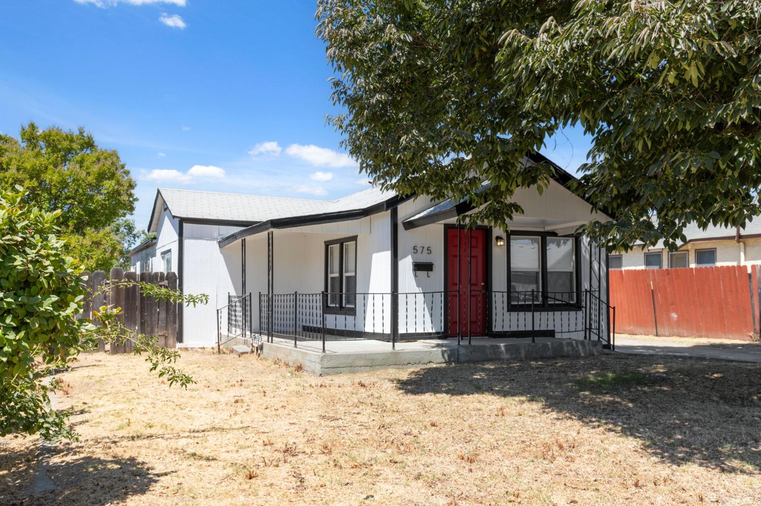 575 S 8th St, Kerman, CA 93630