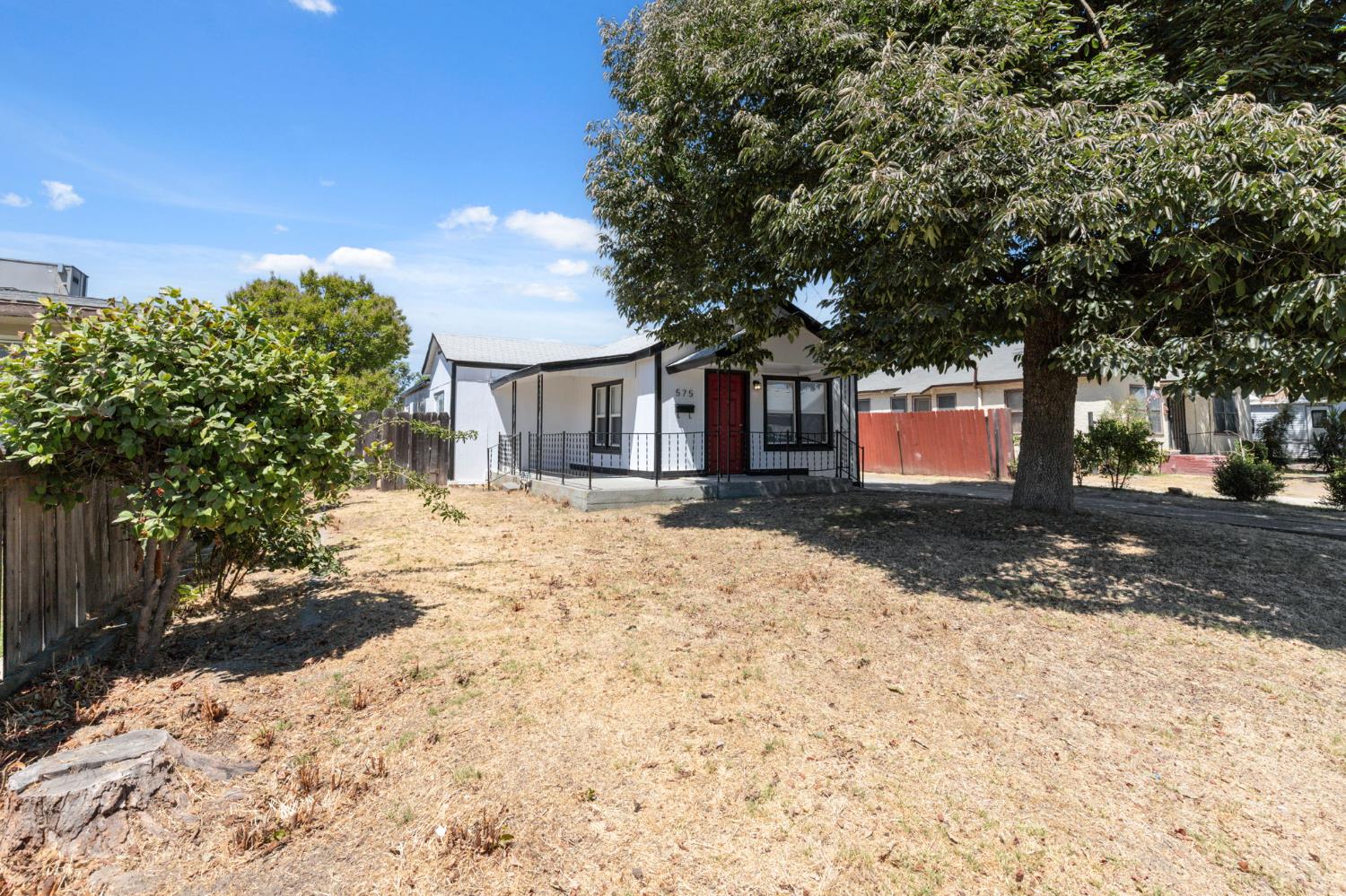 575 S 8th St, Kerman, CA 93630