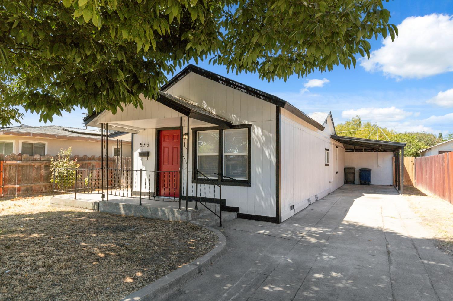 575 S 8th St, Kerman, CA 93630