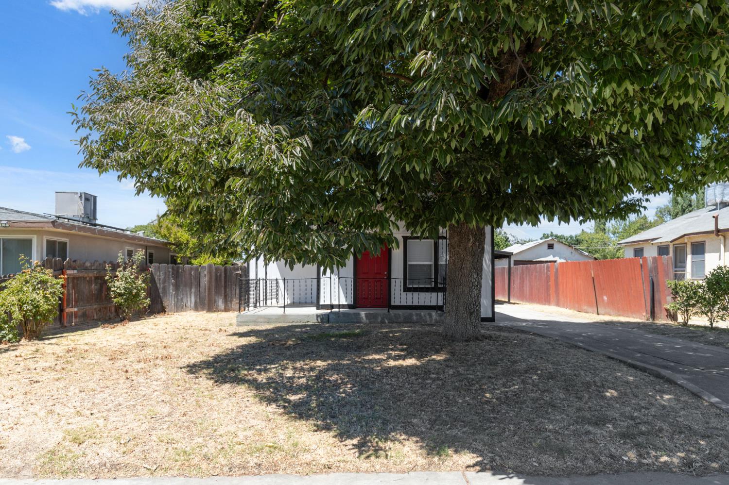 575 S 8th St, Kerman, CA 93630