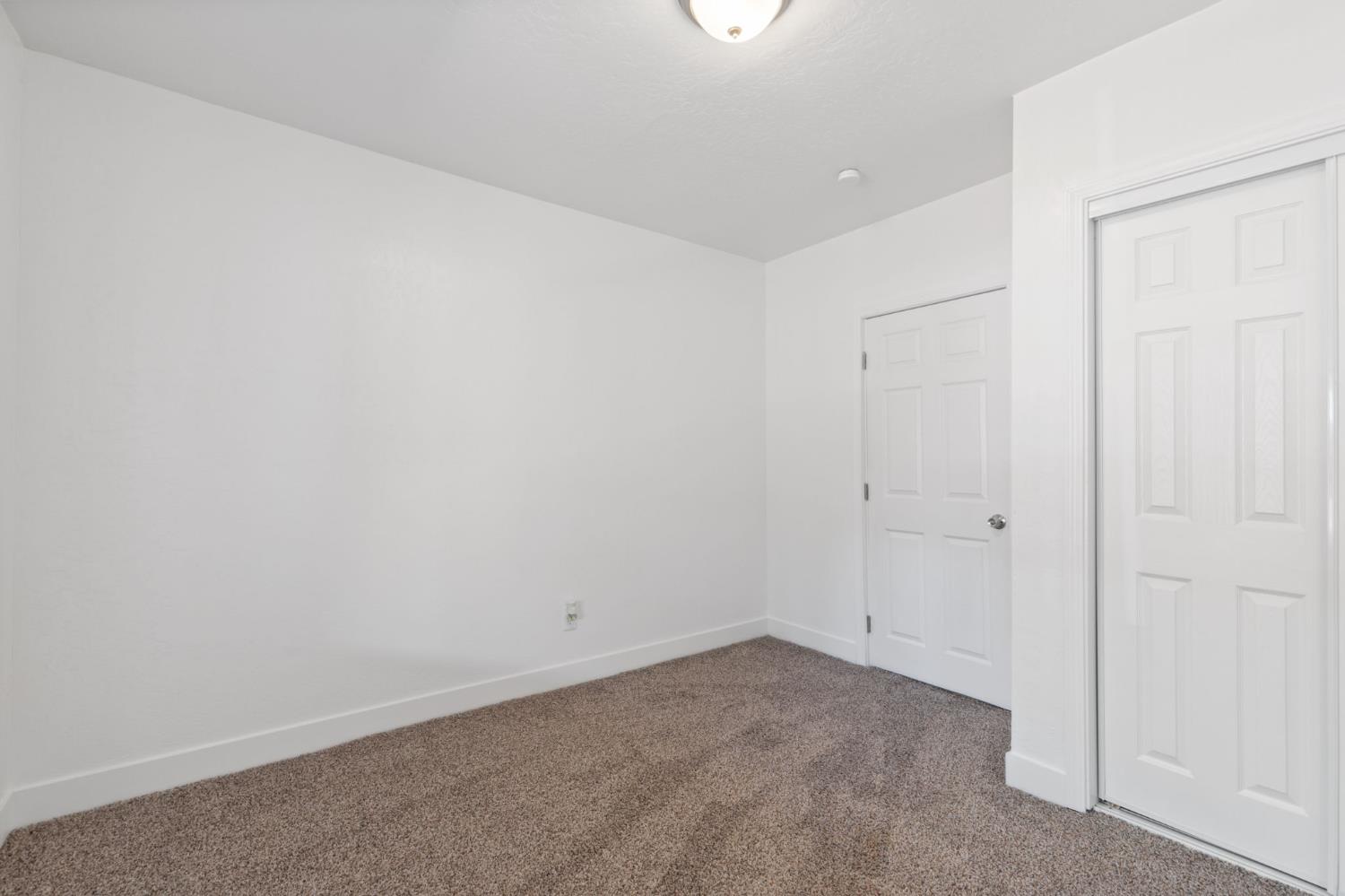 575 S 8th St, Kerman, CA 93630