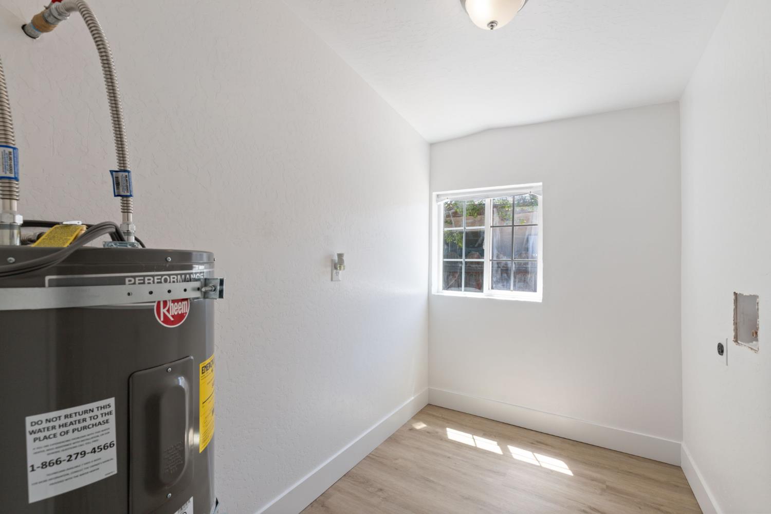 575 S 8th St, Kerman, CA 93630