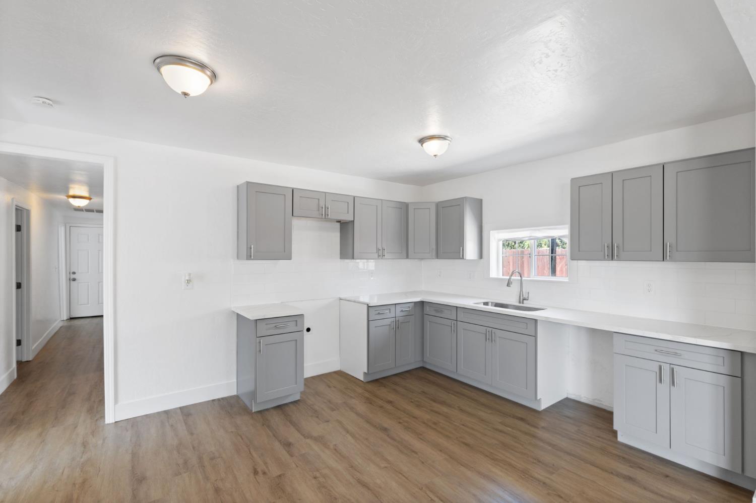 575 S 8th St, Kerman, CA 93630