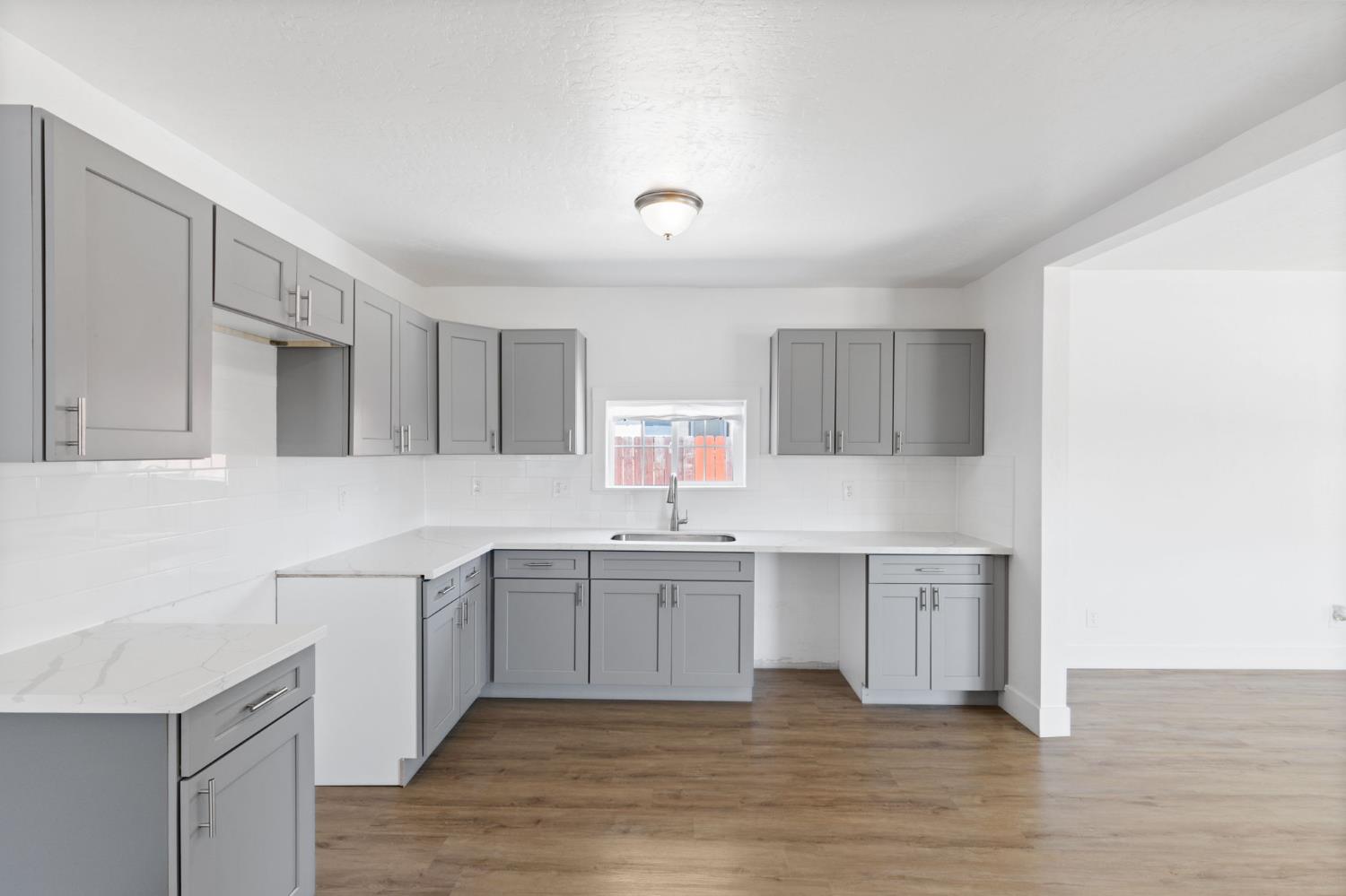 575 S 8th St, Kerman, CA 93630