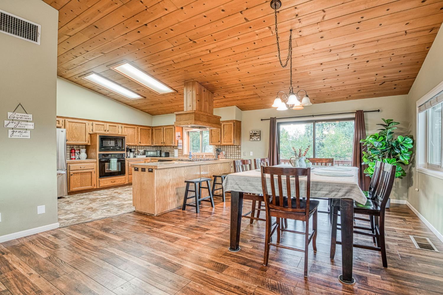 46688 Eastwood Dr N, Oakhurst, CA 93644