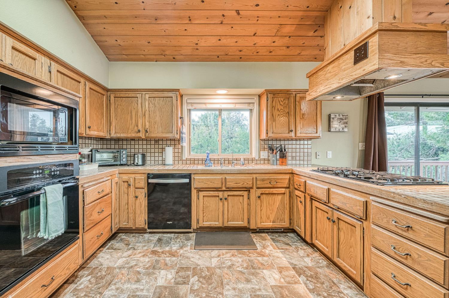 46688 Eastwood Dr N, Oakhurst, CA 93644