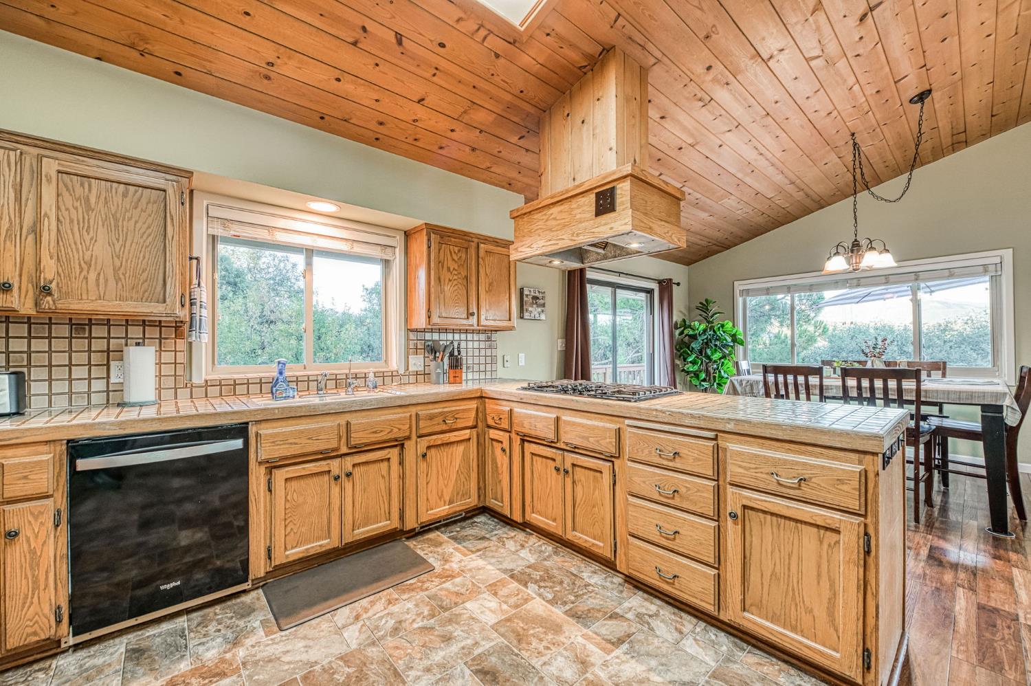 46688 Eastwood Dr N, Oakhurst, CA 93644