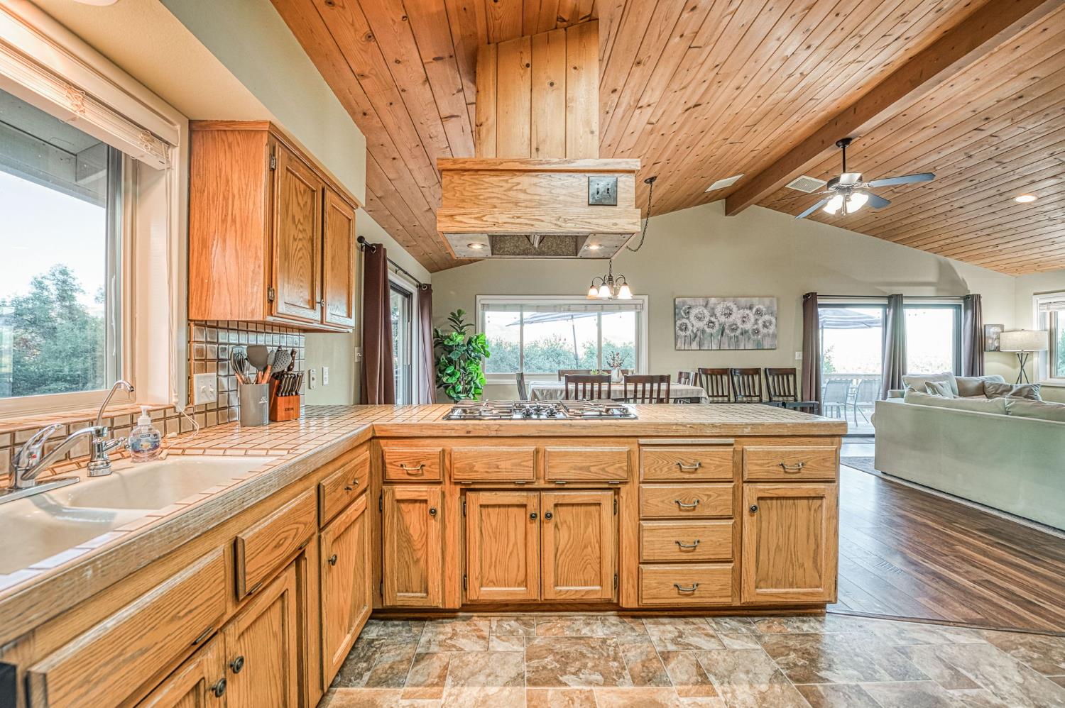 46688 Eastwood Dr N, Oakhurst, CA 93644