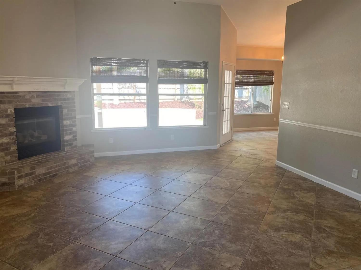 2960 E Christopher Dr, Fresno, CA 93720