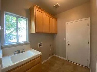 2960 E Christopher Dr, Fresno, CA 93720