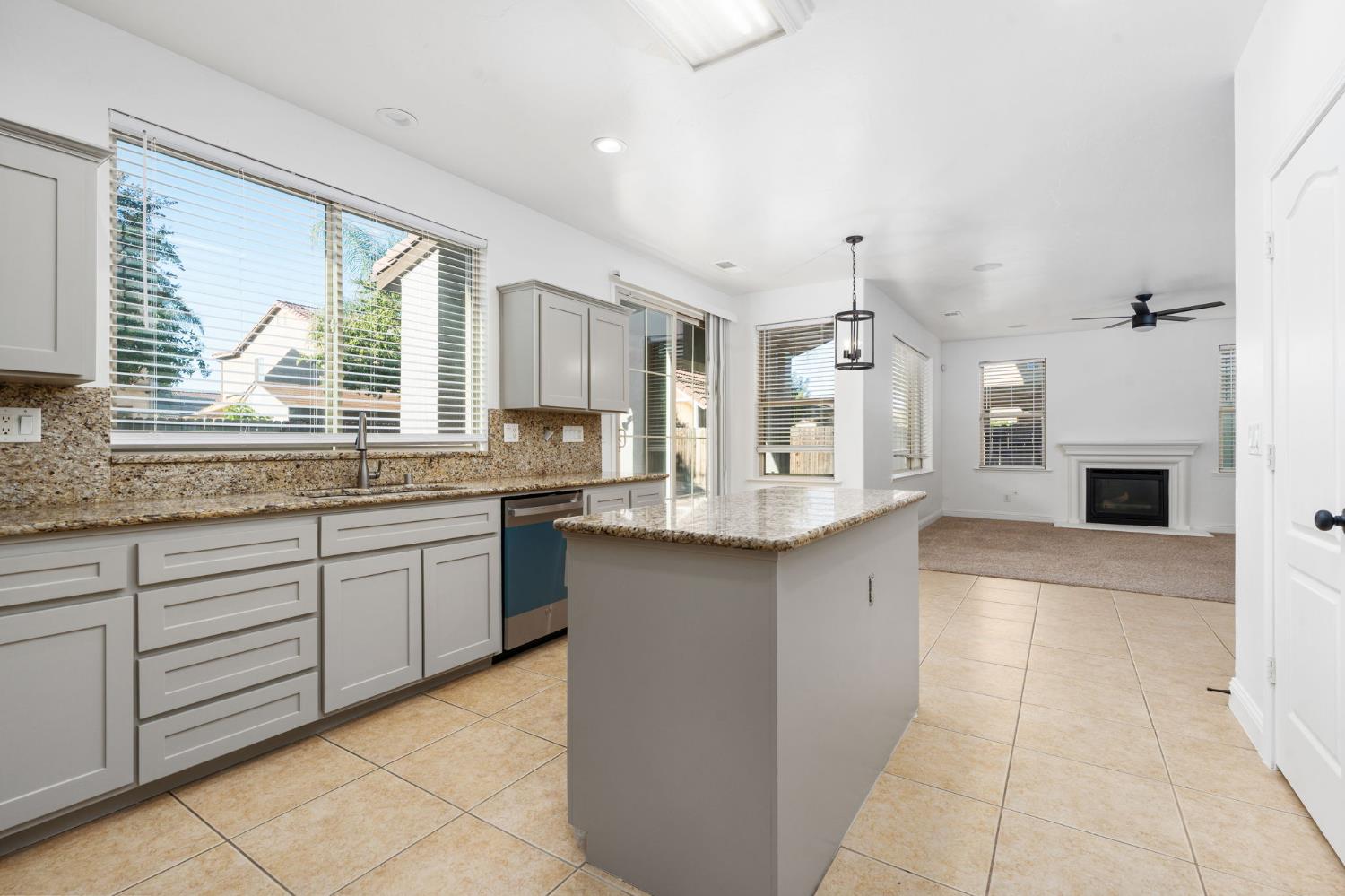 6632 W Dovewood Ln, Fresno, CA 93723