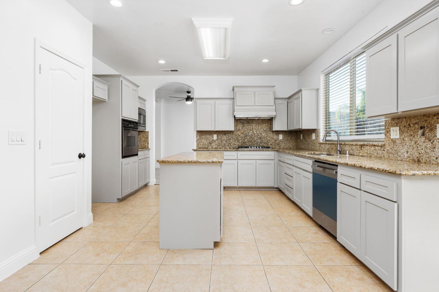 6632 W Dovewood Ln, Fresno, CA 93723