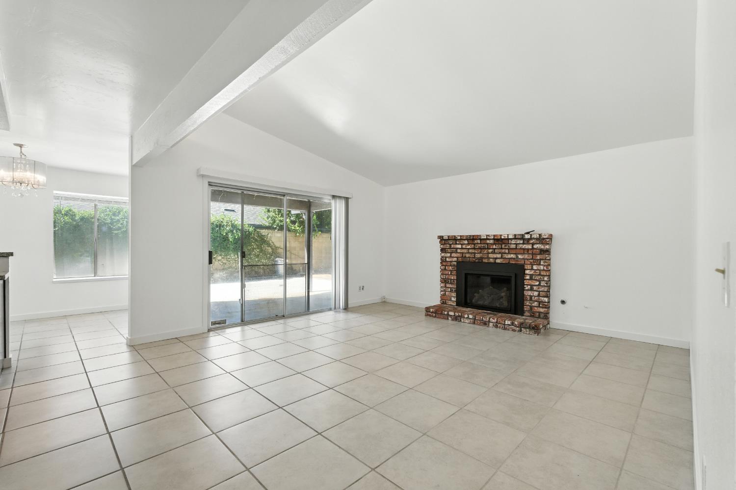 6607 N Maroa Ave, Fresno, CA 93704