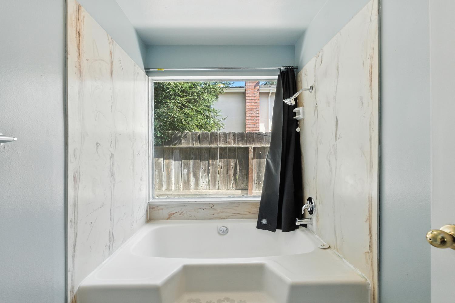 6607 N Maroa Ave, Fresno, CA 93704