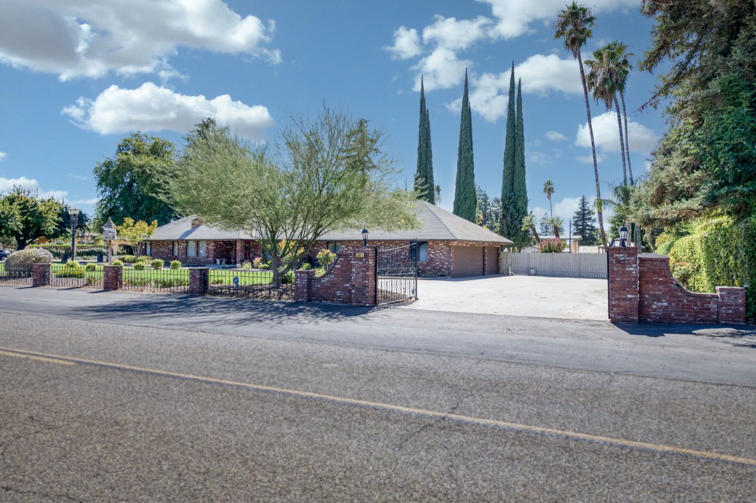 541 N De Wolf Ave, Fresno, CA 93737