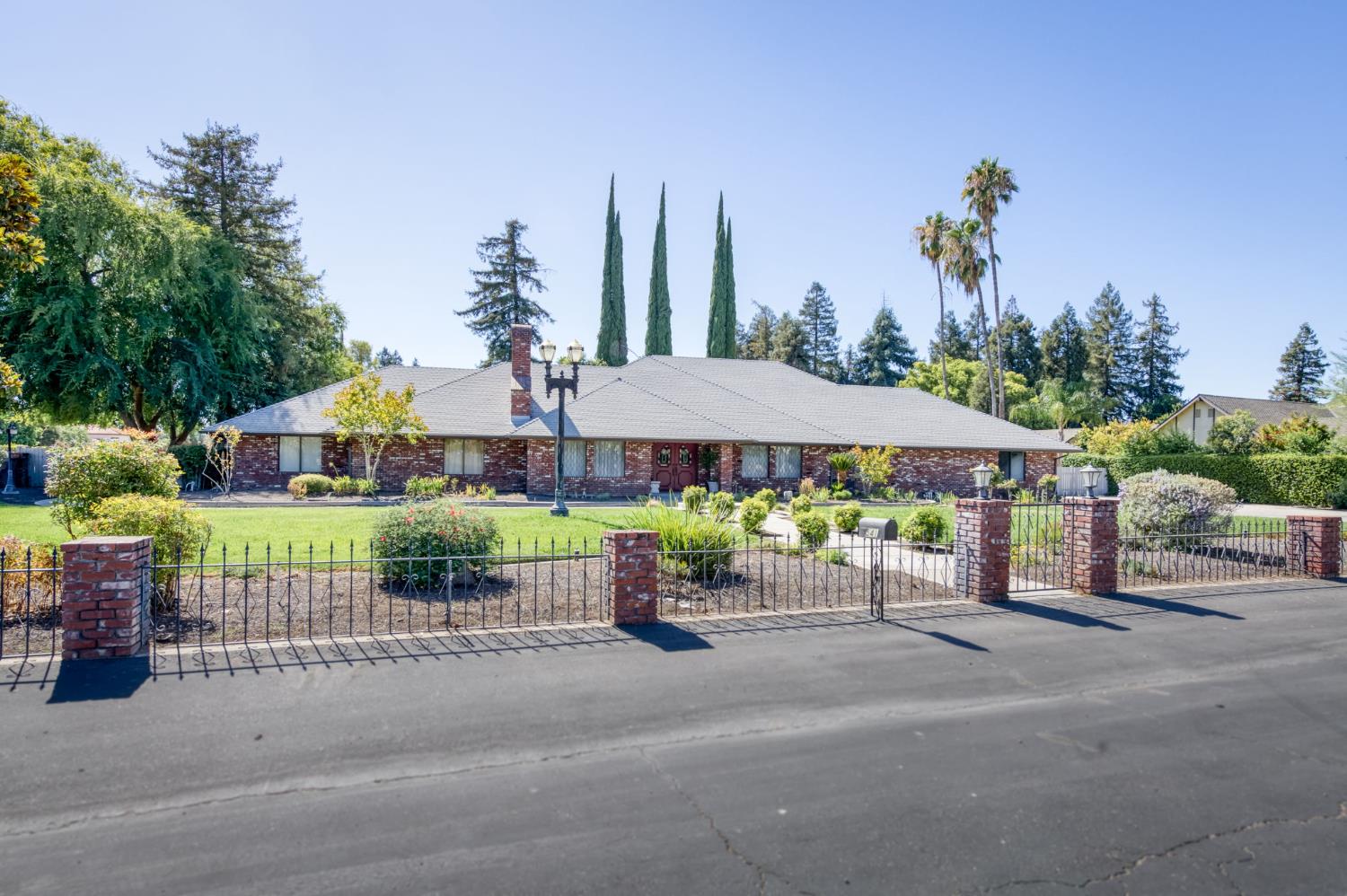 541 N De Wolf Ave, Fresno, CA 93737