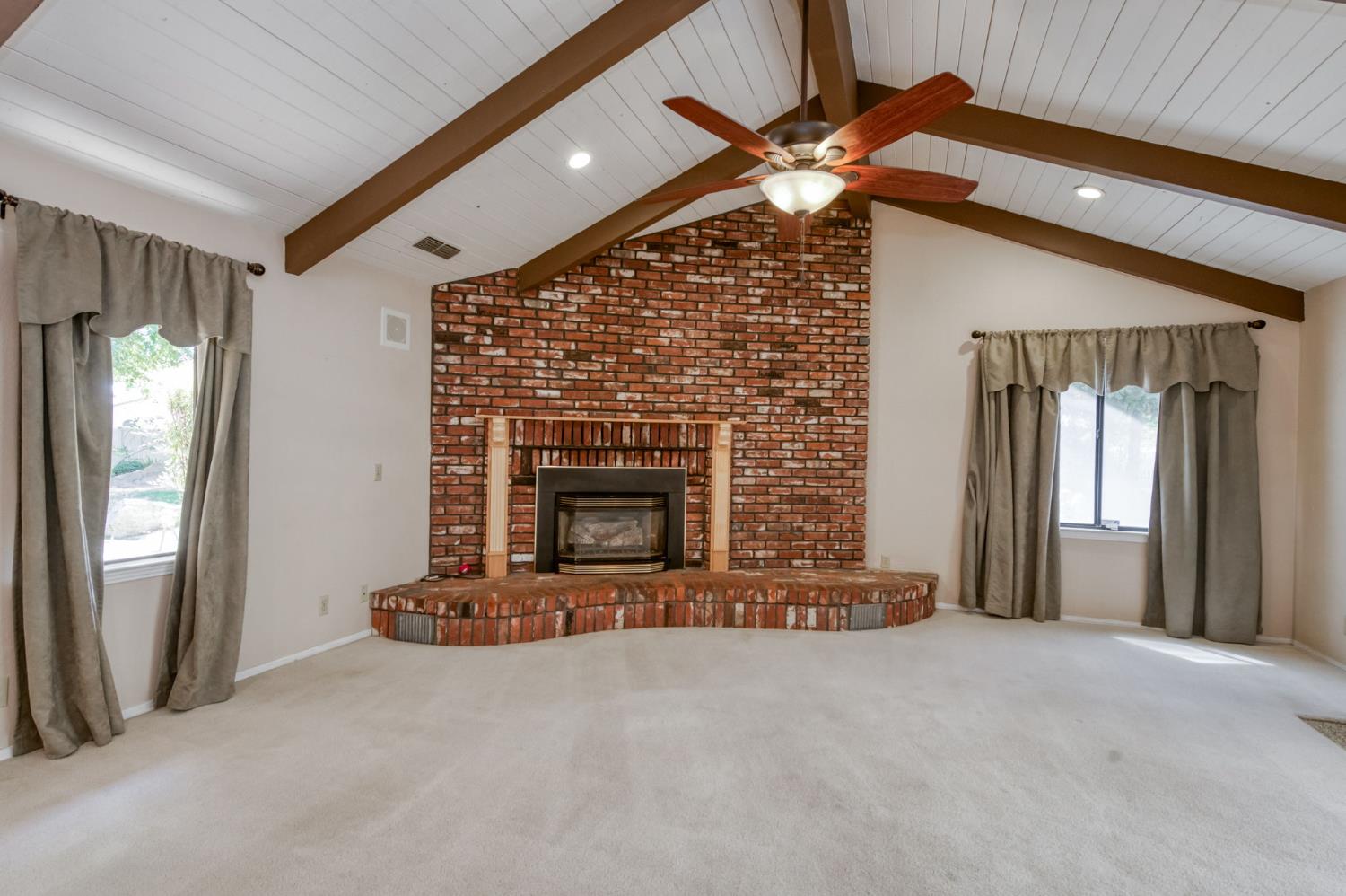 541 N De Wolf Ave, Fresno, CA 93737