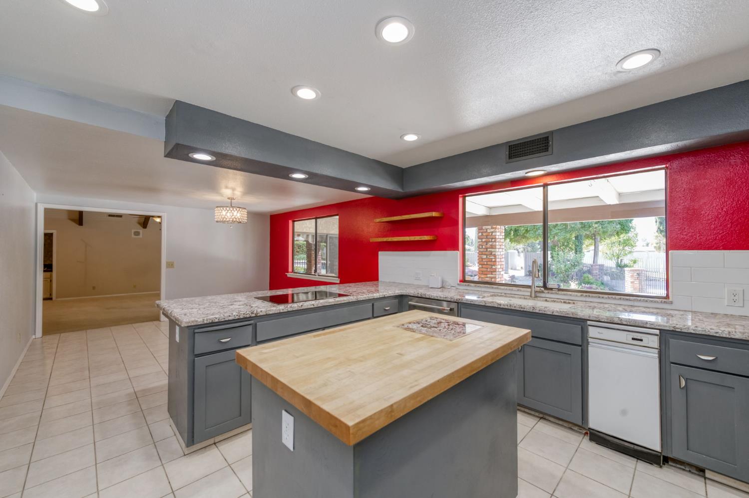 541 N De Wolf Ave, Fresno, CA 93737