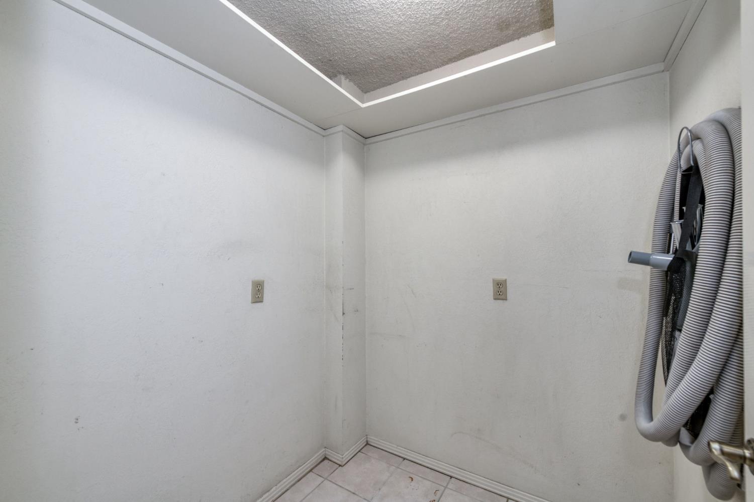 541 N De Wolf Ave, Fresno, CA 93737