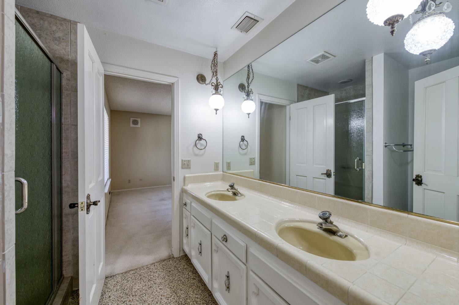 541 N De Wolf Ave, Fresno, CA 93737