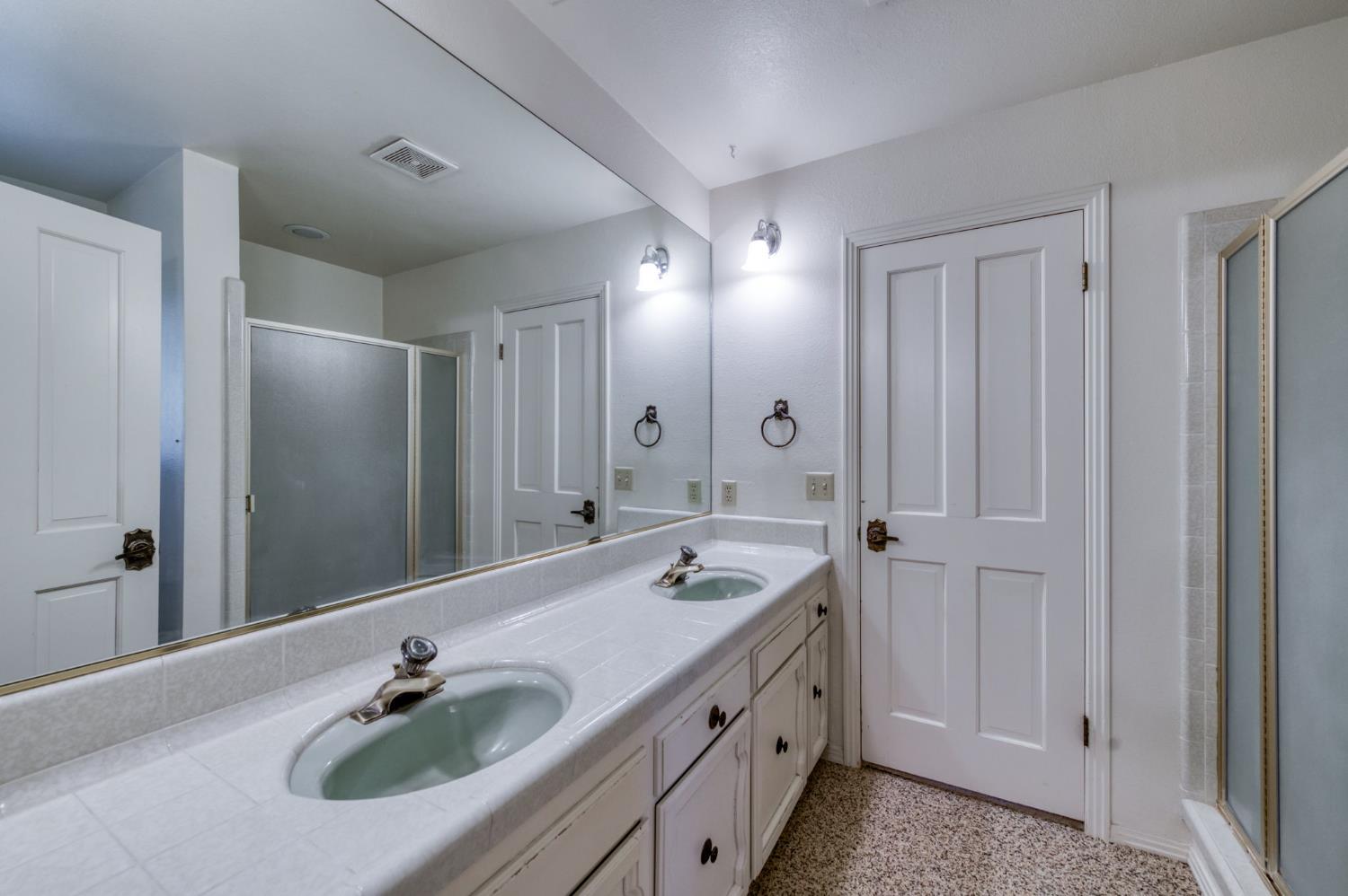 541 N De Wolf Ave, Fresno, CA 93737