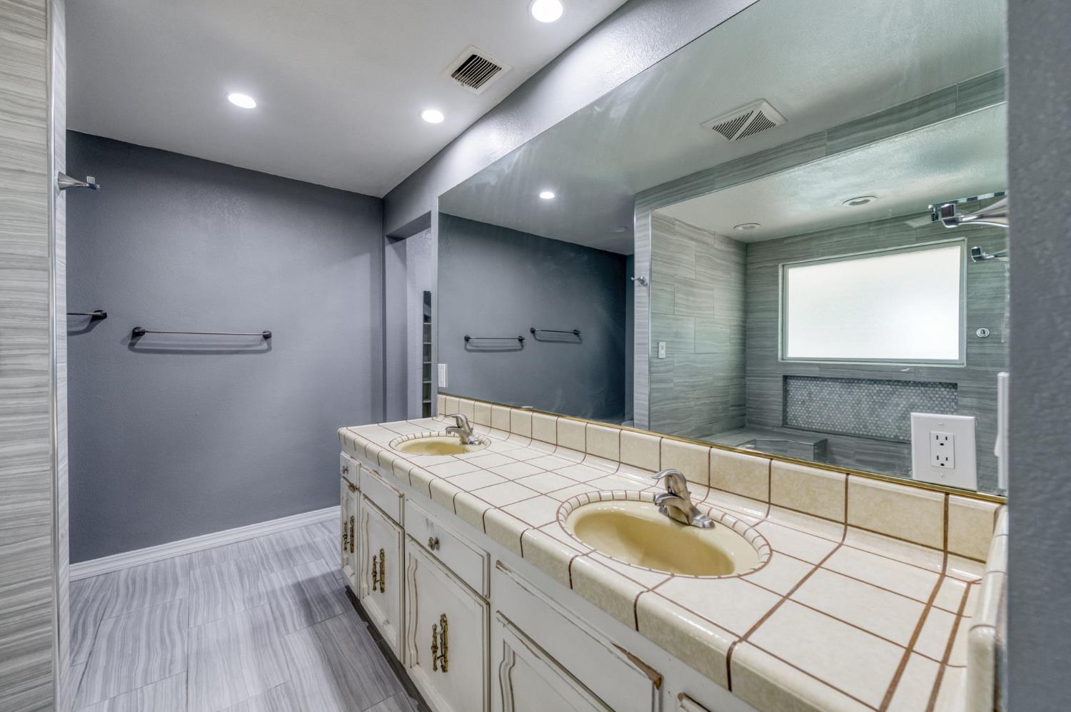 541 N De Wolf Ave, Fresno, CA 93737