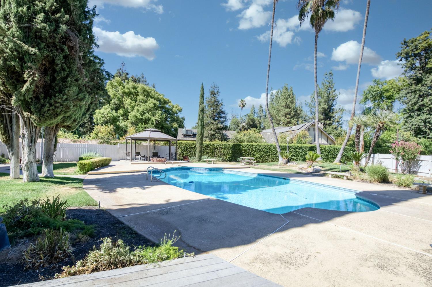 541 N De Wolf Ave, Fresno, CA 93737