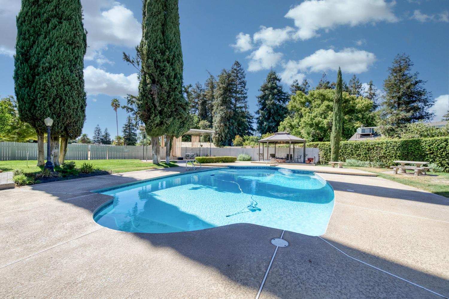 541 N De Wolf Ave, Fresno, CA 93737