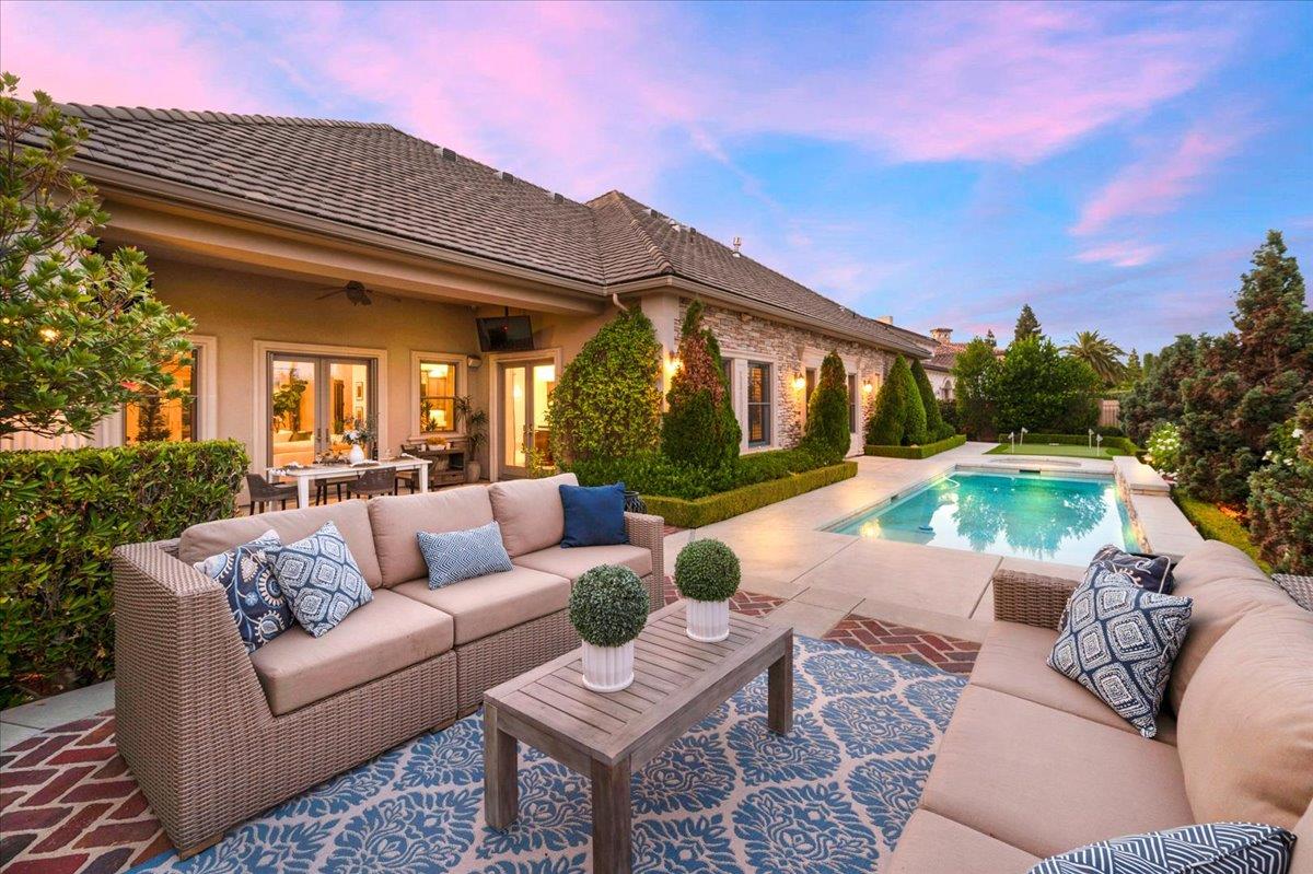 11350 N Glencastle Way, Fresno, CA 93730